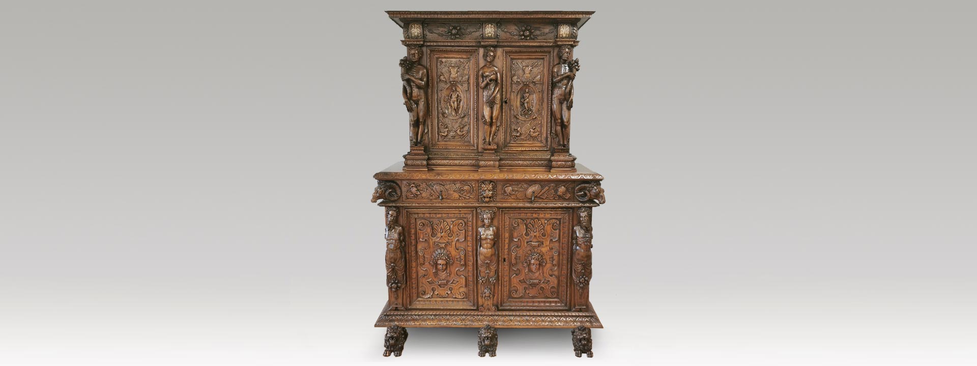armoire à deux corps du XVI siècle de la collection musée Dobrée restaurée par L'atelier Jean-Yves LE BOT